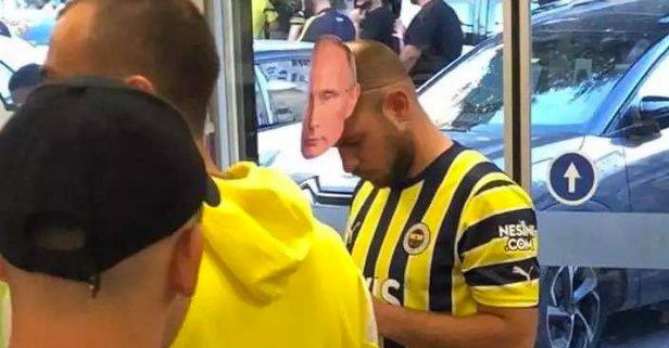 🇹🇷🇷🇺🇺🇦Фанаты турецкого «Фенербахче» на матч Лиги Европы с киевским «Динамо» пришли в масках Путина и с флагом России.