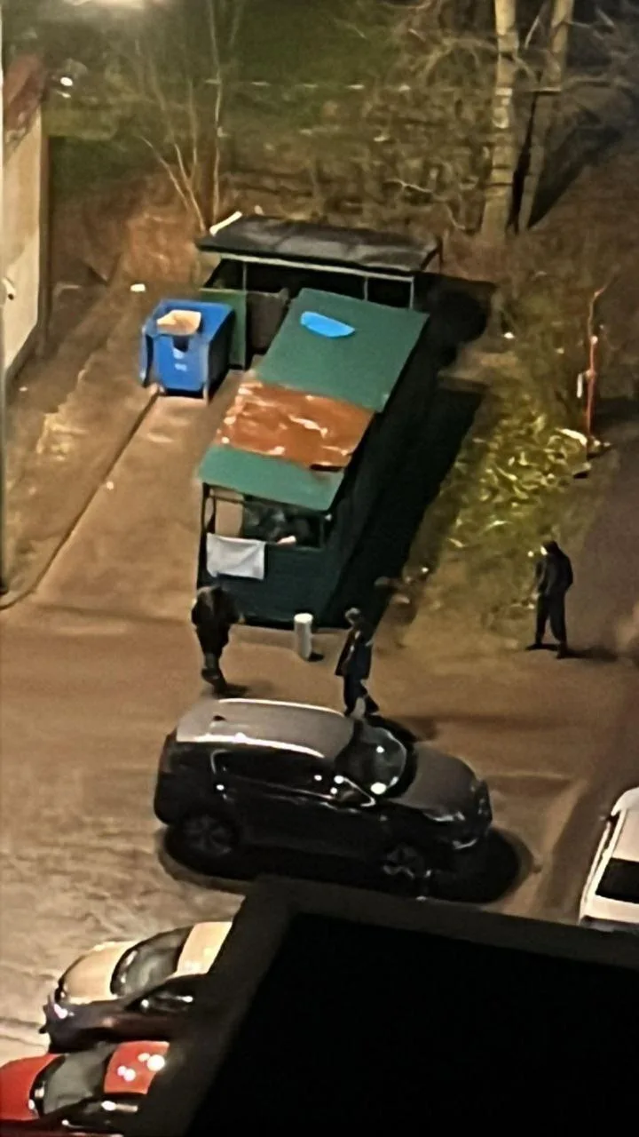 Сегодня в пригороде подмосковного Солнечногорска у мусоросборника бдительные граждане обнаружили на асфальте подозрит...