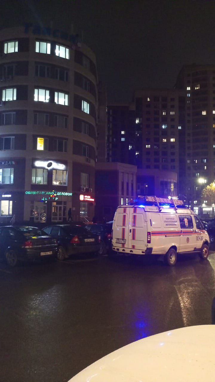 Сегодня в пригороде подмосковного Солнечногорска у мусоросборника бдительные граждане обнаружили на асфальте подозрит...