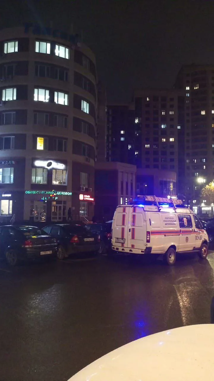 Сегодня в пригороде подмосковного Солнечногорска у мусоросборника бдительные граждане обнаружили на асфальте подозрит...