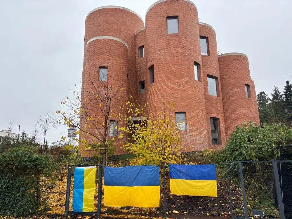 Украинцы в Чехии нарисовали свои флаги 🇺🇦🇺🇦 на дороге возле дома спикера парламента Томио Окамуры — нового спикера па...