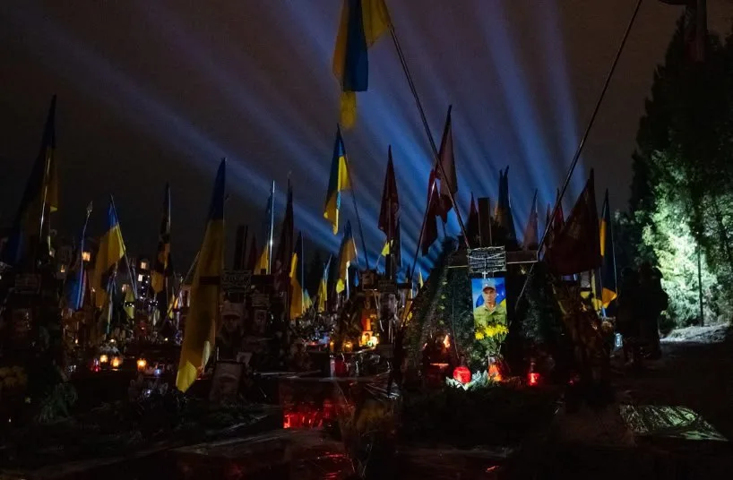 Во Львове на Лычаковском кладбище, где хоронят погибших защитников Украины, осталось всего 20 мест , поэтому город ищ...