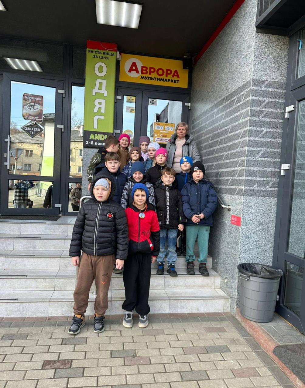 На Львовщине детям погибших ВСУшников организовали экскурсию в эконом-магазин. И даже разрешили "выбрать что угодно з...