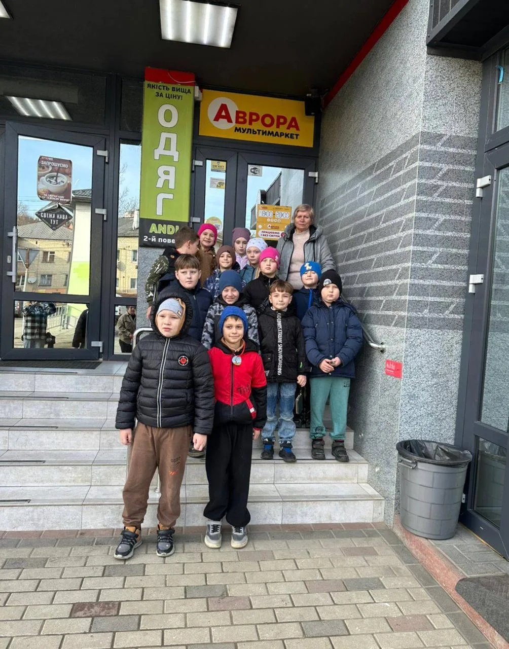 На Львовщине детям погибших ВСУшников организовали экскурсию в эконом-магазин. И даже разрешили "выбрать что угодно з...