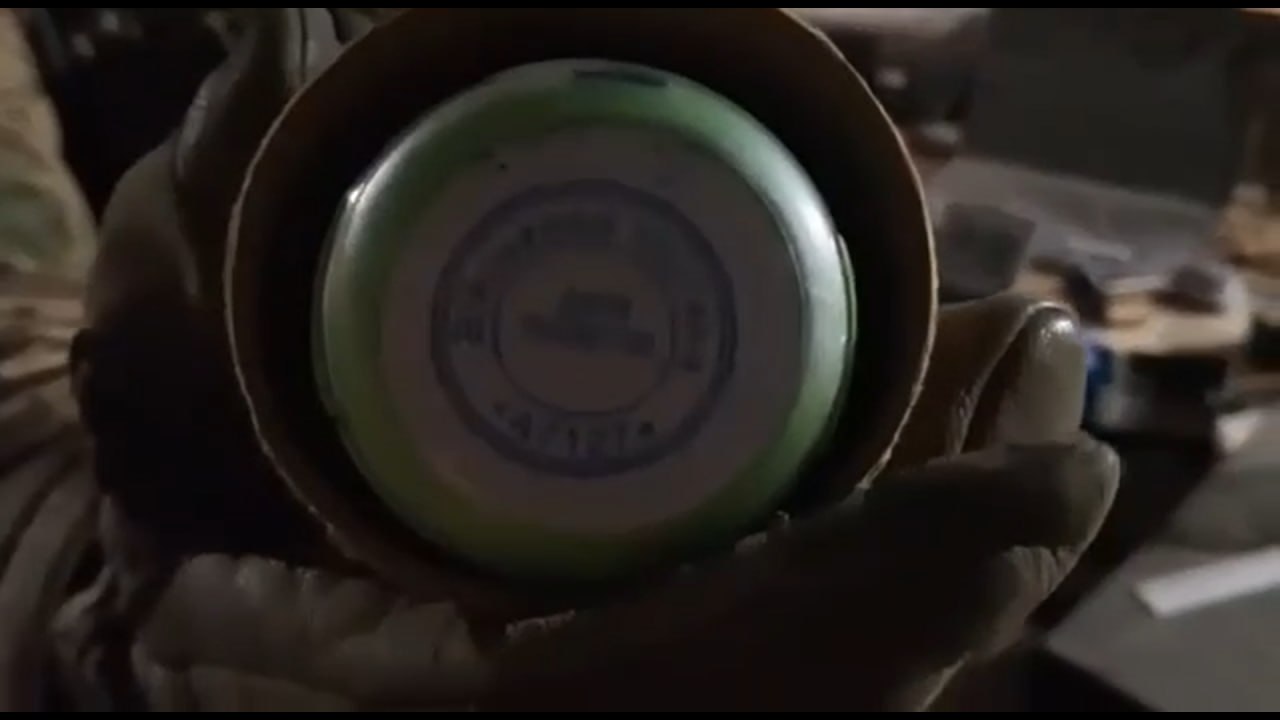 Экскурсия по брошенному штабу 1-го батальона 102-й бригады ТРО Украины в Гуляйполе по адресу Соборная улица дома 52 в...