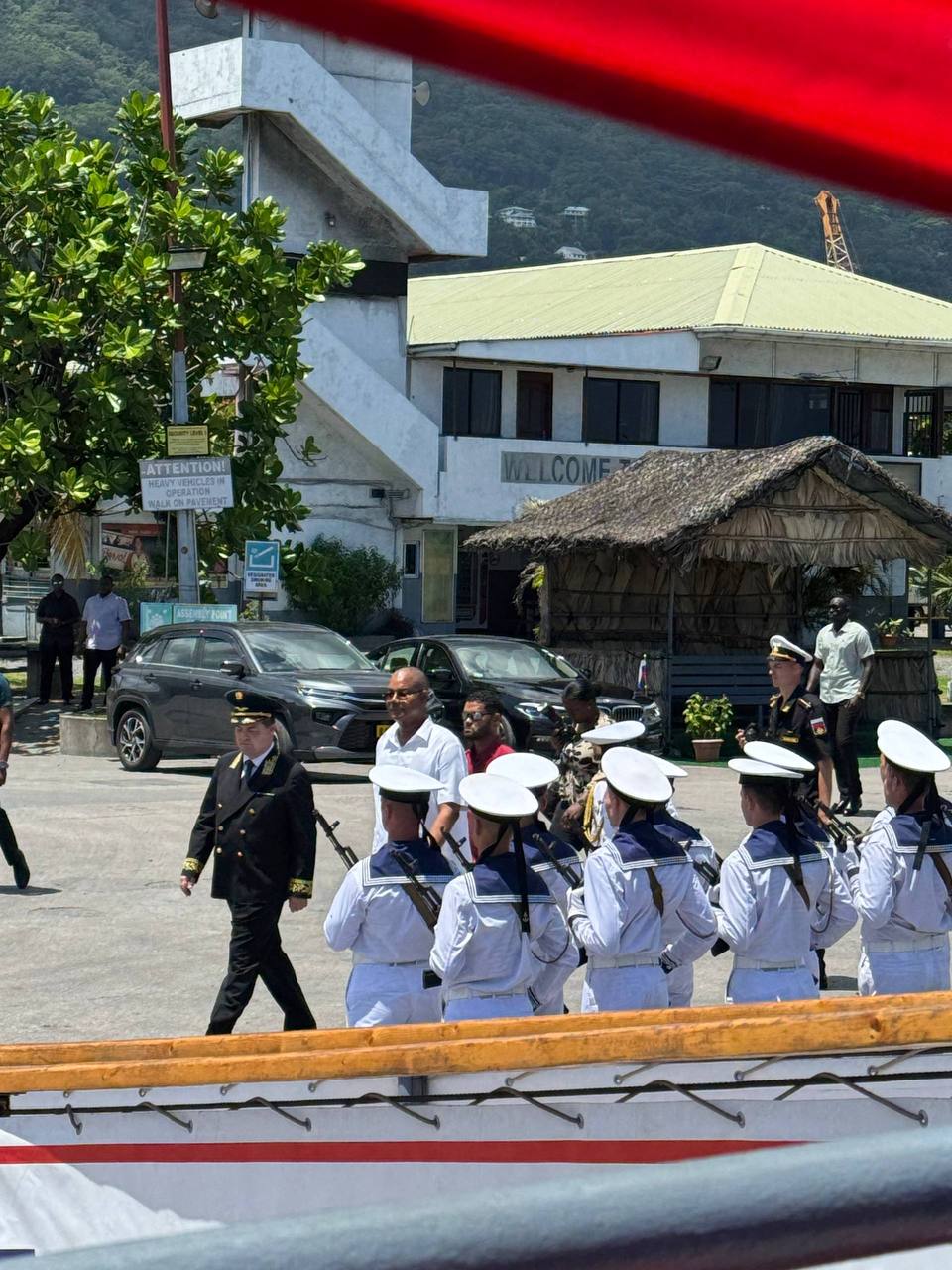 🇸🇨🇷🇺 Президент Сейшел посетил российский корвет «Стойкий» ВМФ России, который прибыл с дружественным визитом в порт В...