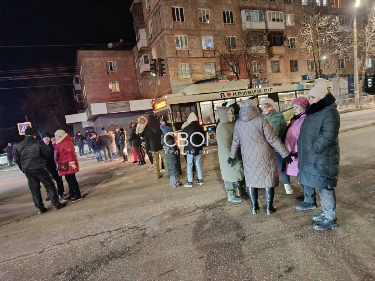 В Кривом Роге из-за отсутствия света люди перекрывают улицы