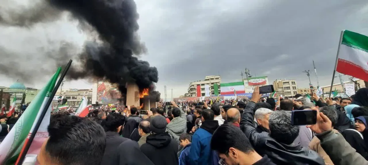 🇮🇷🇺🇸 Иранцы сожгли статую Ваала в знак протеста против сатанизма в США, о котором заговорили на фоне опубликованных ф...