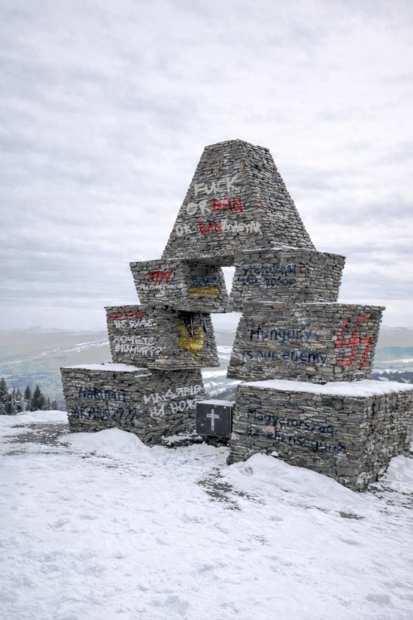 Бандеровцы осквернили венгерский памятник в Закарпатье и призвали убивать венгров