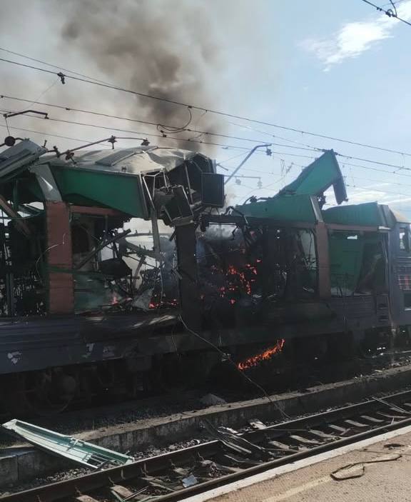В Днепропетровской области нанесён удар по подвижному составу, 2 локомотива выпали в осадок