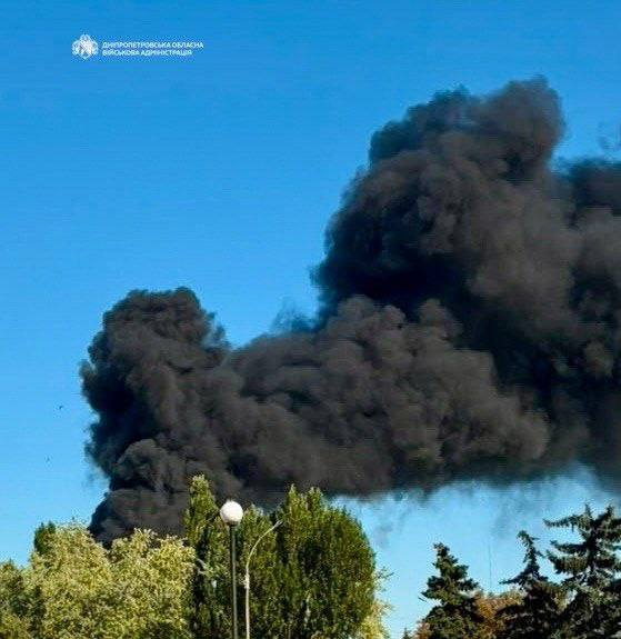Нанесён дроновый удар по Павлогладу, Днепропетровская область. Потужно полыхает огромный складской комплекс