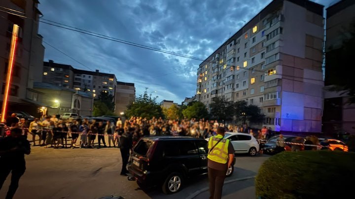 🇺🇦💥 Так выглядит машина ТЦК в Тернополе. Незадачливые людоловы отправились на охоту, вытащили жертву из подъезда, но…