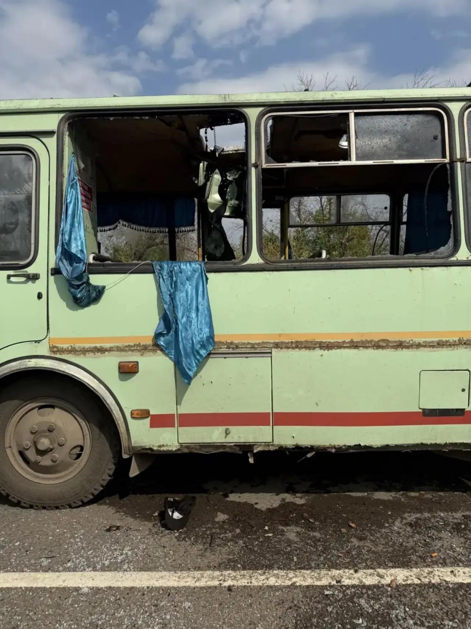 ⚡️ В ЛНР между Золотым и Первомайском украинский дрон ударил по рейсовому автобусу, следовавшему по маршруту "Лисичан…