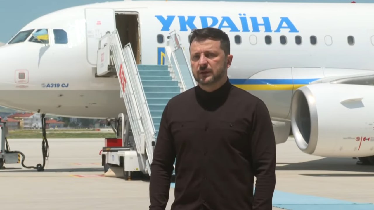 Обнюханная просроченная Наркогнида зеленский перешёл к открытой практике террористических угроз на пассажирском авиас…