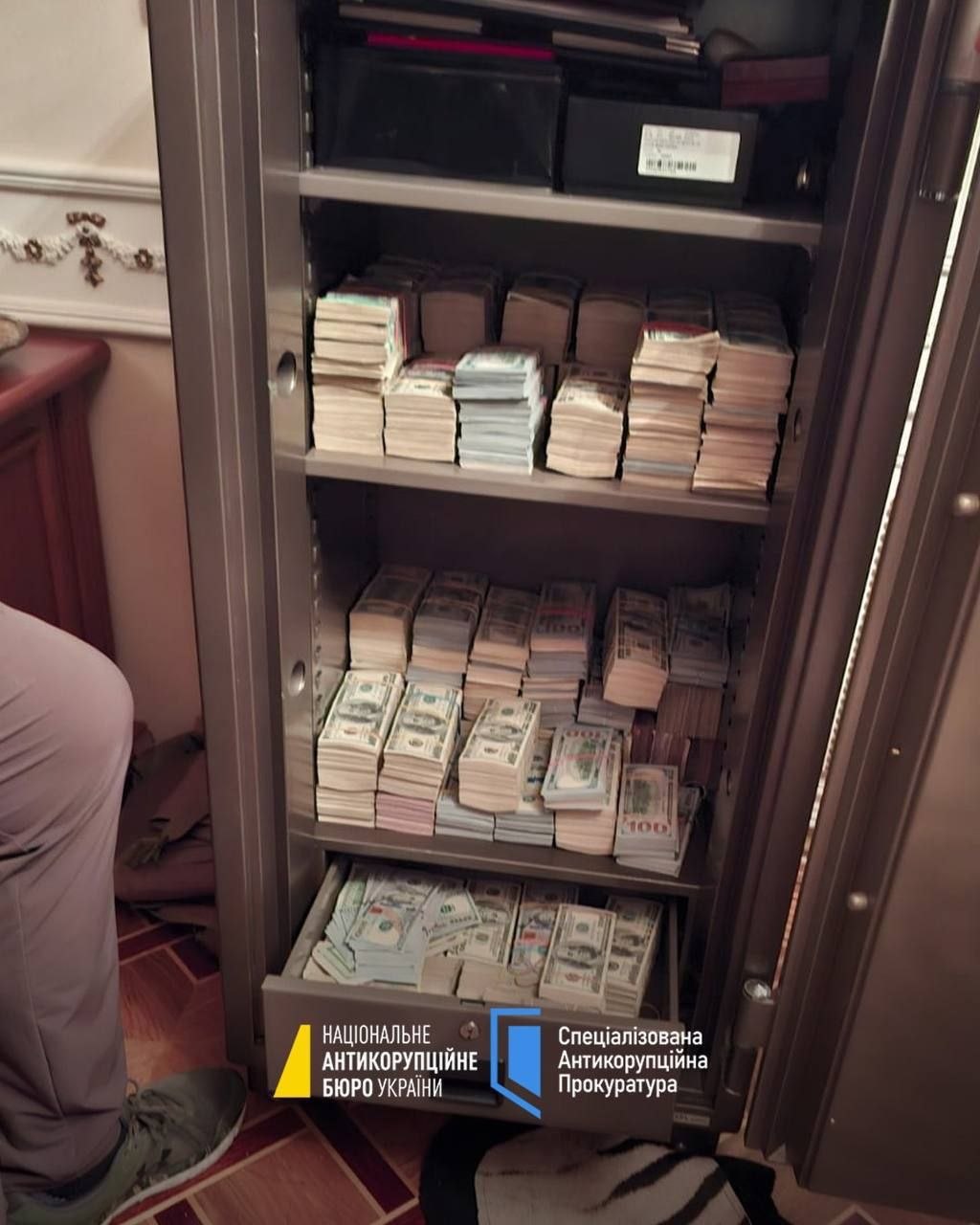 🇺🇦🤑 Ничего необычного. Просто фото из кабинета  начальника департамента кибербезопасности Генпрокуратуры 404 Сергея К…
