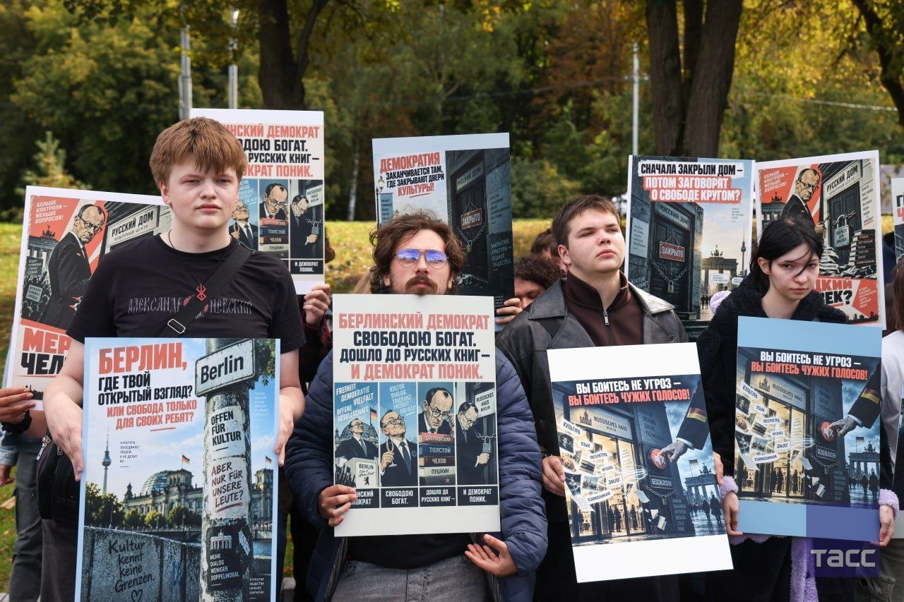 В Берлине проходит акция против закрытия Русского дома